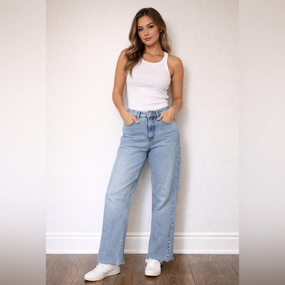 ZARA High-Waisted Straight Leg Jeans –‎ Size 0 (USA)